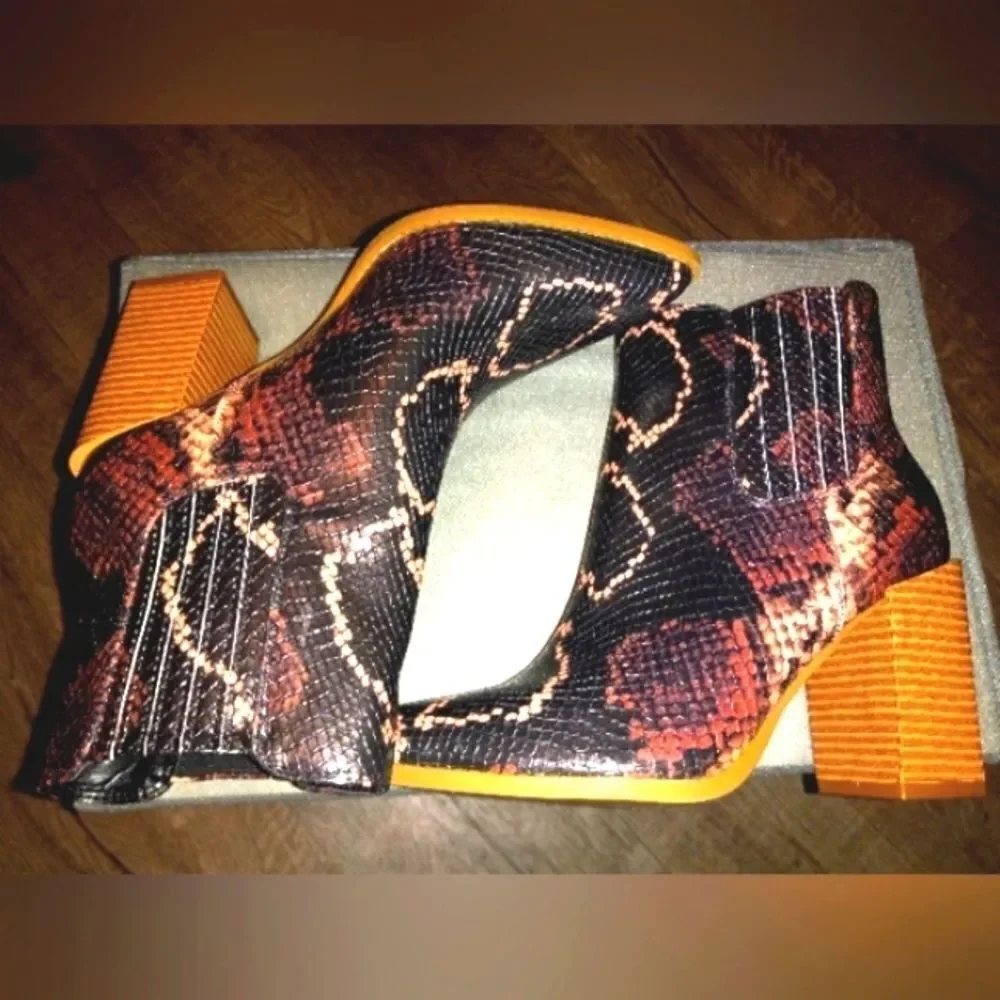 Ladies SNAKE SKIN MULTICOLOR BEAUTIFUL LADIES BOOTS SZ 6